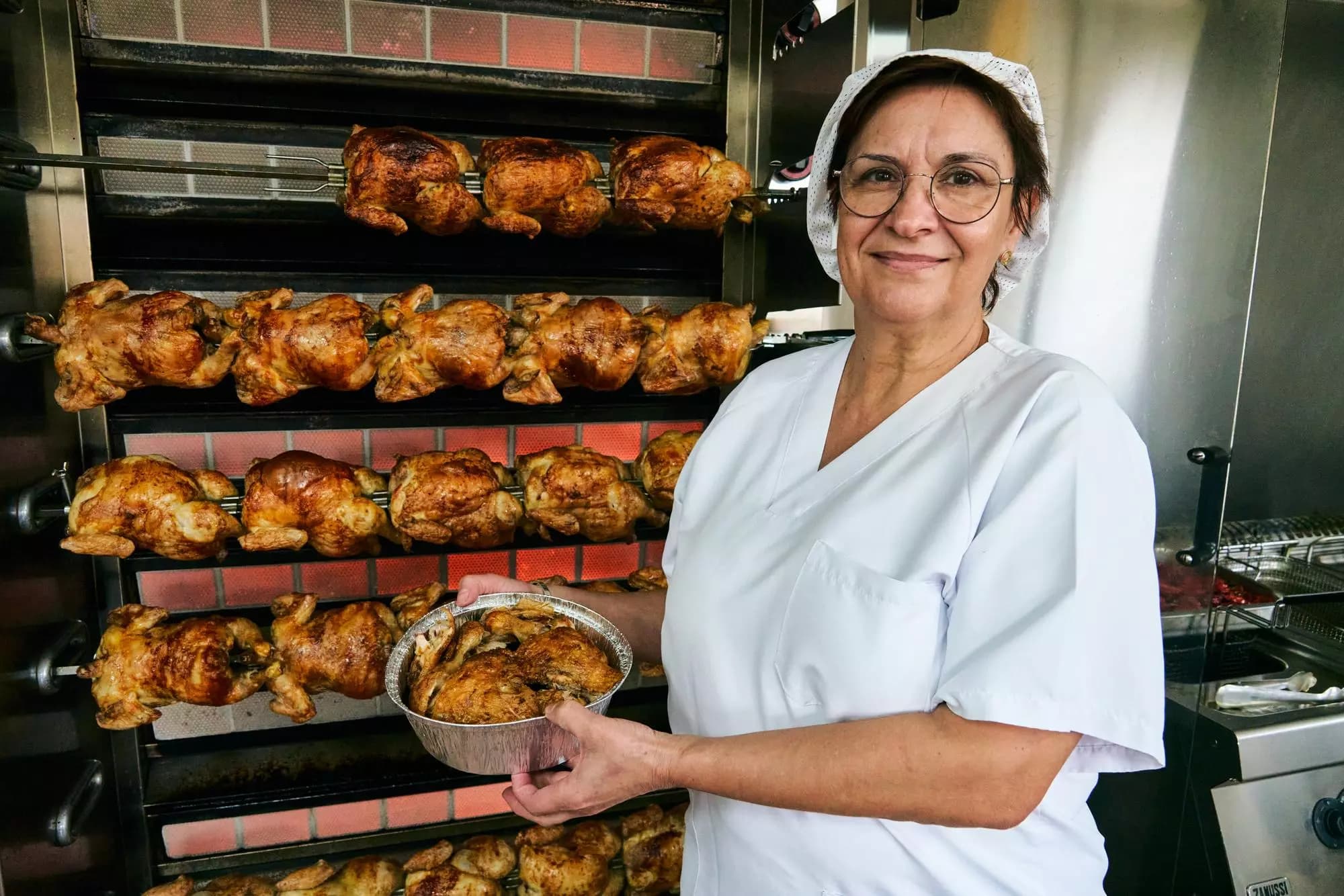 Elena López en su asador de Aldea Moret